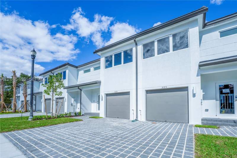3 bedroom Townhouse at 5125 SW 37th St, Magnolia Park, Pembroke Park — photo 4