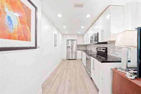 7501 E Treasure Dr 2S, North Bay Village FL - photo 13 of 31
