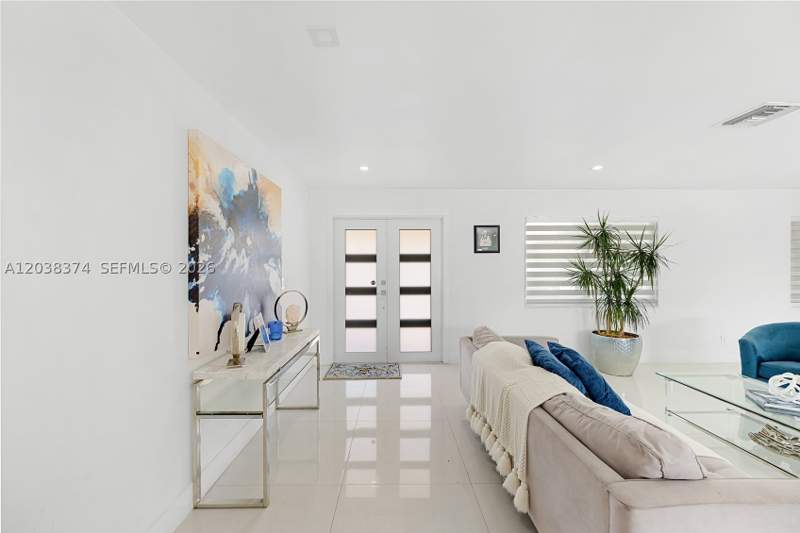 4 bedroom SingleFamilyResidence at 9724 SW 4th Terrace, West Gdn 1st Addn Sec 2, Miami — photo 4
