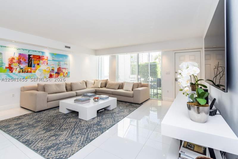 2 bedroom Townhouse at 425 Grapetree Dr 206, Grapetree Townhouse Condo, Key Biscayne — photo 2