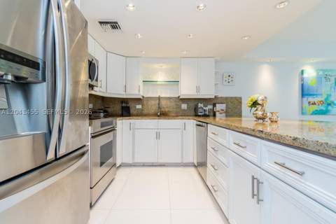 425 Grapetree Dr 206, Key Biscayne FL - photo 9 of 47