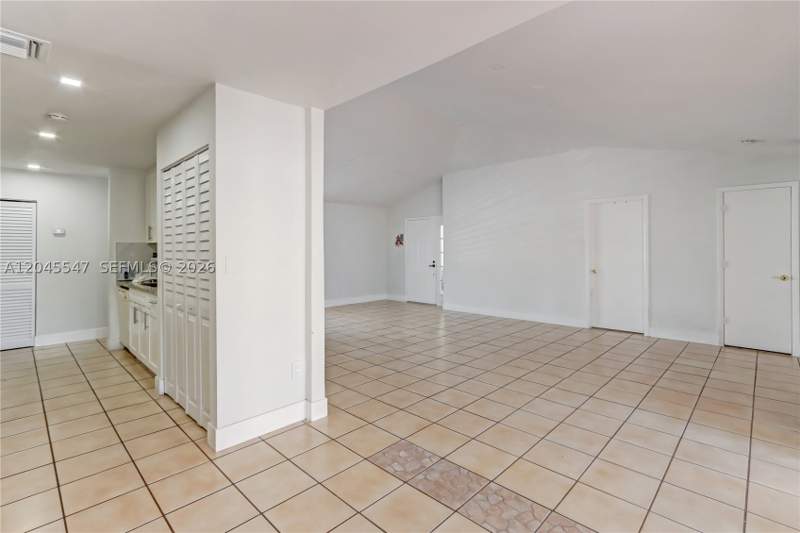 3 bedroom SingleFamilyResidence at 10125 SW 139th Pl, Royal Glen, Miami — photo 4