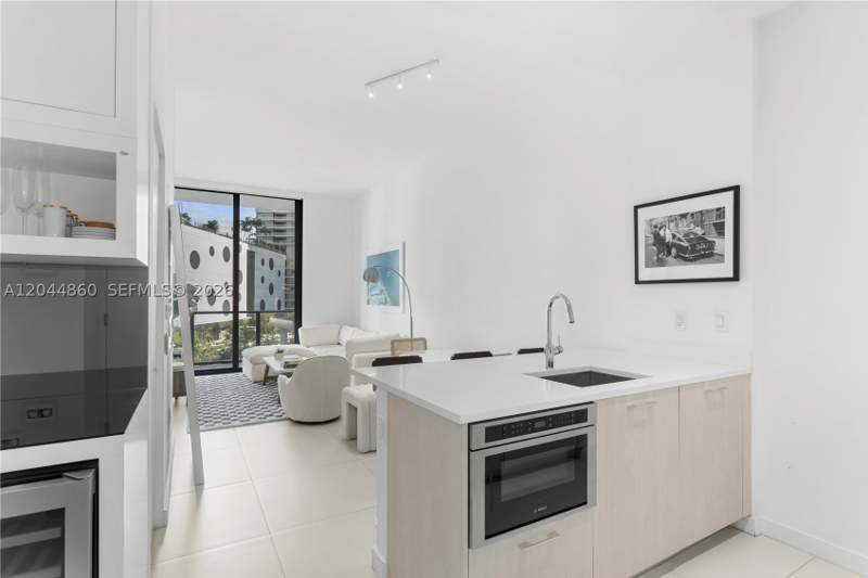 1 bedroom Condominium at 501 NE 31st St 204, Paraiso Bayviews Condo, Miami — photo 2