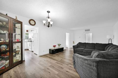 942 NE 199th St 4E, Miami FL - photo 10 of 46