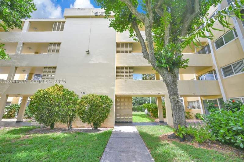 1 bedroom Condominium at 942 NE 199th St 4E, Lake Park Condo No 1 - Bl, Miami — photo 2