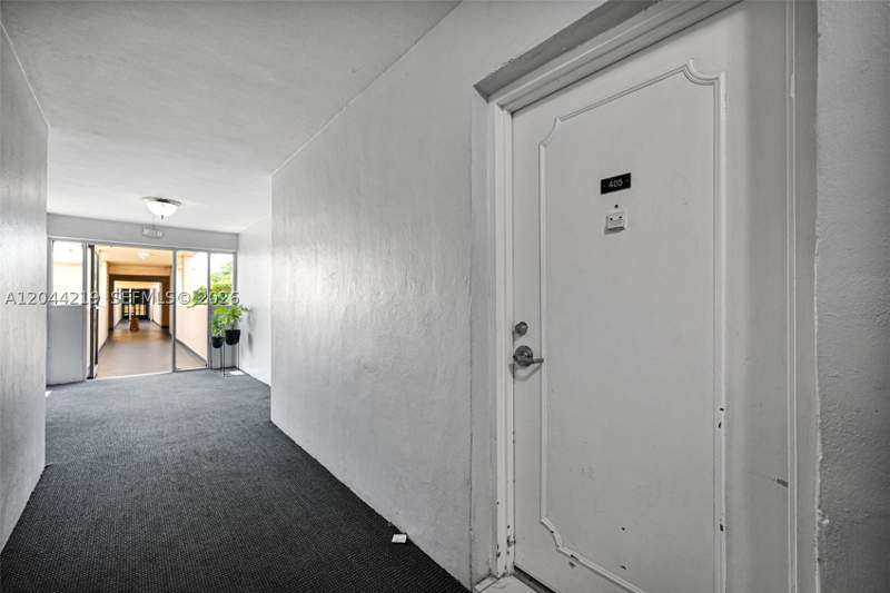 1 bedroom Condominium at 942 NE 199th St 4E, Lake Park Condo No 1 - Bl, Miami — photo 3