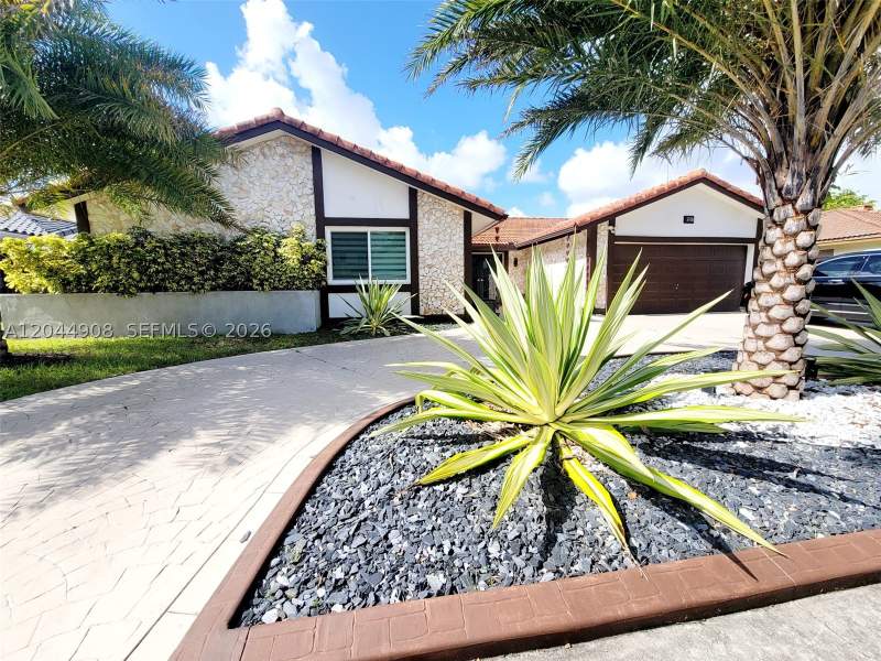 4 bedroom SingleFamilyResidence at 6324 NW 201st Ln, Country Lake Manors Sec 2, Hialeah — photo 4