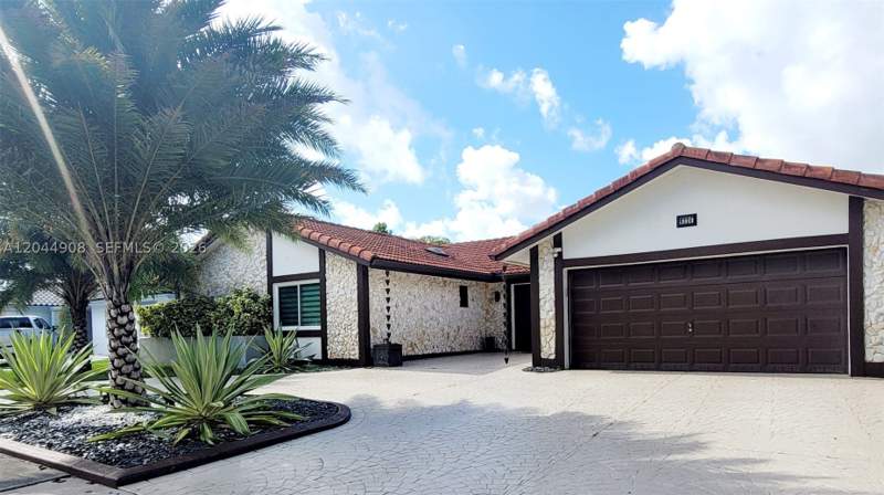 4 bedroom SingleFamilyResidence at 6324 NW 201st Ln, Country Lake Manors Sec 2, Hialeah — photo 5