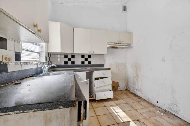 3 bedroom SingleFamilyResidence at 1847 NW 111th St, Queens Park, Miami — photo 4
