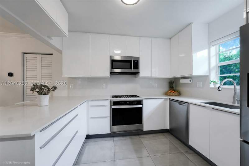 3 bedroom SingleFamilyResidence at 1556 Catalonia Ave, Coral Gables Country Club, Coral Gables — photo 5