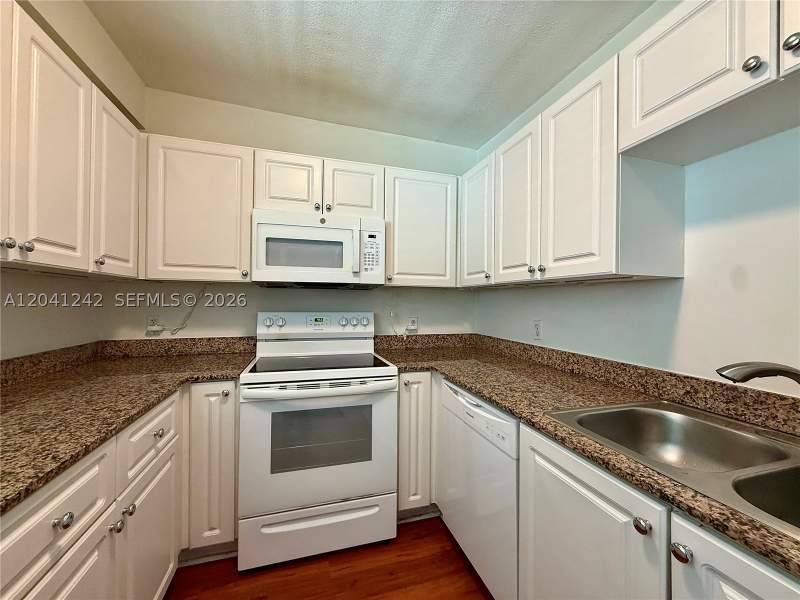 2 bedroom Condominium at 7800 Collins Ave 407, Rond Point Condo, Miami Beach — photo 2
