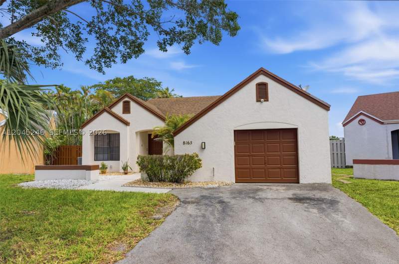3 bedroom SingleFamilyResidence at 8165 NW 187th Ter, Avalon Lakes, Hialeah — photo 4