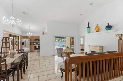 8165 NW 187th Ter, Hialeah FL - photo 6 of 32