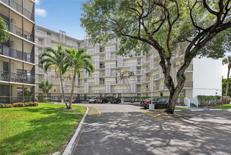 2 bedroom Condominium at 3401 N Country Club Dr 109, Ensenada Condo Bldg E-Ii, Aventura — photo 2