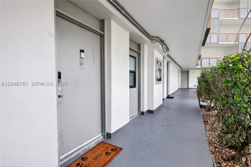 2 bedroom Condominium at 3401 N Country Club Dr 109, Ensenada Condo Bldg E-Ii, Aventura — photo 4
