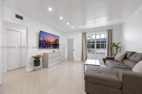 8550 Byron Ave 2H, Miami Beach FL - photo 10 of 29