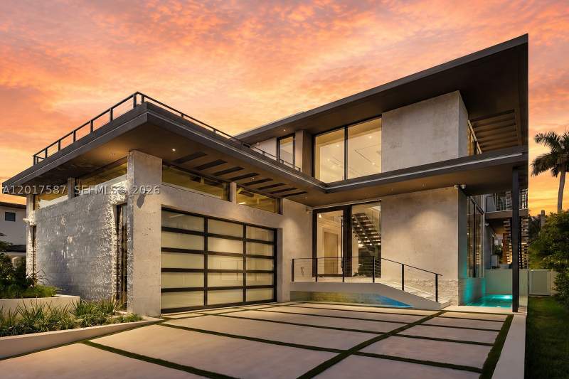 4 bedroom SingleFamilyResidence at 3045 N Bay Rd, Amd Plat Of Sunset Lake S, Miami Beach — photo 2