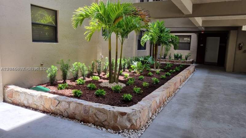 2 bedroom Condominium at 461 Ives Dairy Rd 406-2, Summertree Vilg Calif Cl, Miami — photo 2