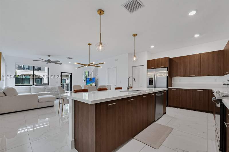 4 bedroom SingleFamilyResidence at 4605 NW 83rd Path, Downtown Doral South Phas, Doral — photo 3