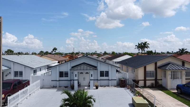 3 bedroom SingleFamilyResidence at 2727 W 70th St, 2nd Addn To Robles Garden, Hialeah — photo 2
