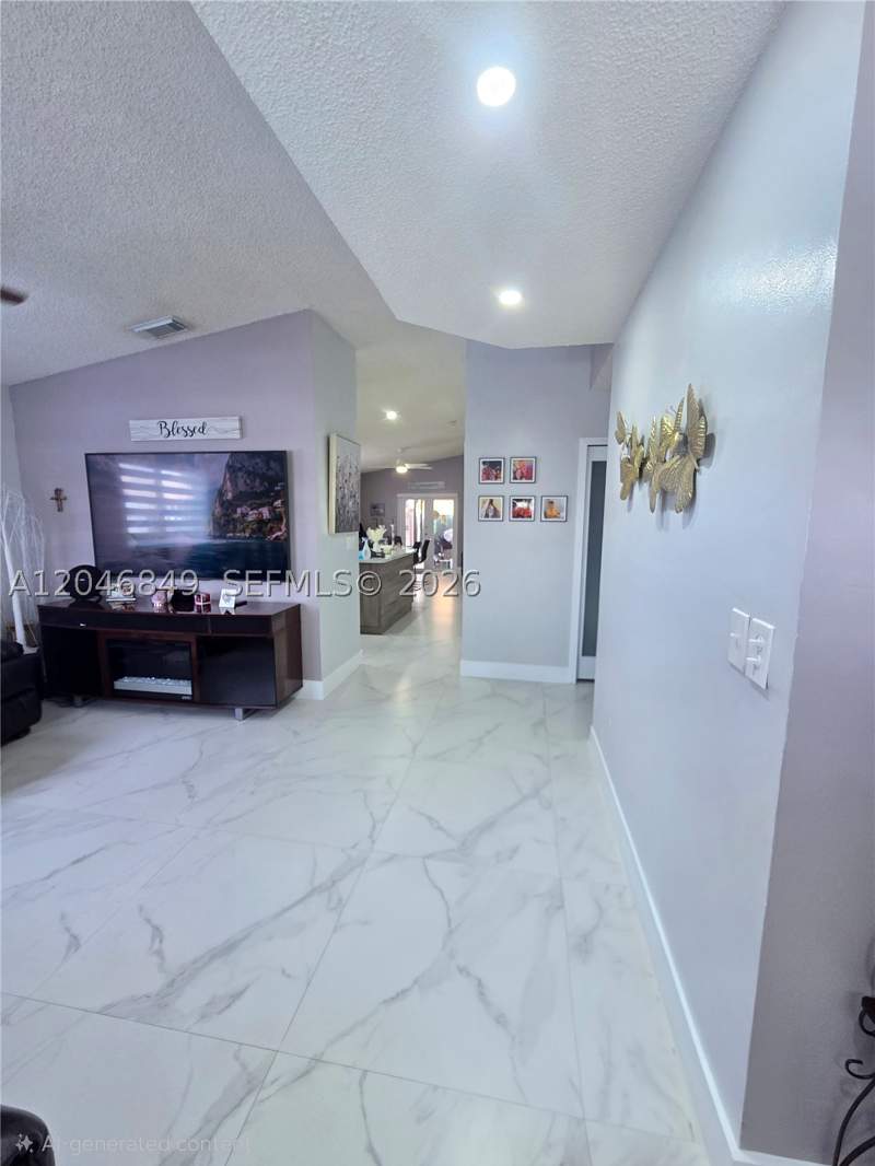 3 bedroom SingleFamilyResidence at 2727 W 70th St, 2nd Addn To Robles Garden, Hialeah — photo 3