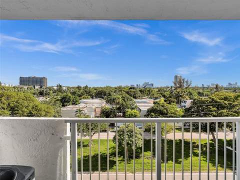 2020 NE 135th St 601, North Miami FL - photo 11 of 30