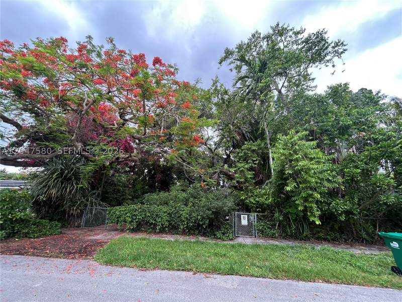 3 bedroom SingleFamilyResidence at 8285 SW 47th St, Lake Park Sec 2, Miami — photo 2