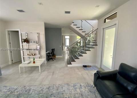 8256 NW 48th ter, Doral FL - photo 10 of 32
