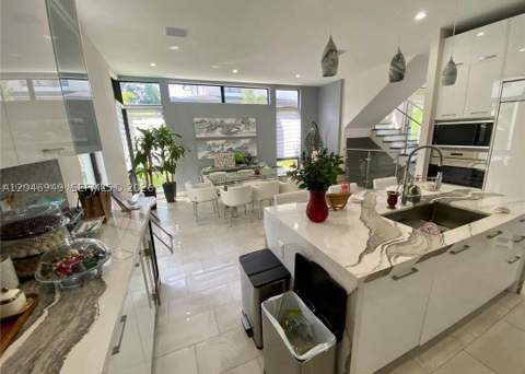 8256 NW 48th ter, Doral FL - photo 7 of 32