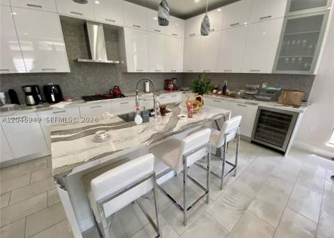8256 NW 48th ter, Doral FL - photo 9 of 32