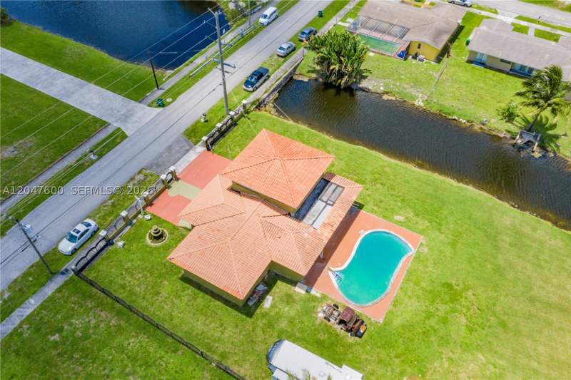 4 bedroom SingleFamilyResidence at 17135 NW 19th Ave, Sunny Isles Inland, Miami Gardens — photo 2