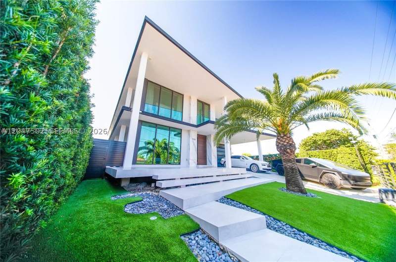 6 bedroom SingleFamilyResidence at 7520 W Treasure Dr, Treasure Island, North Bay Village — photo 2