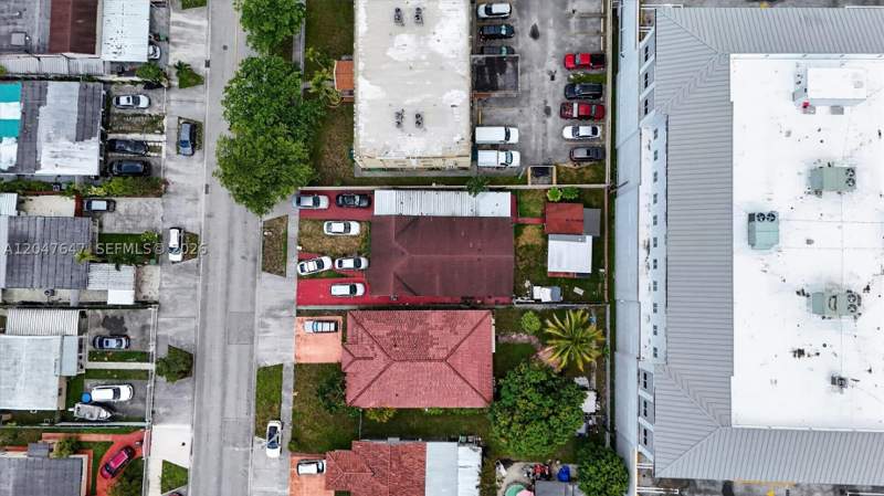 4 bedroom SingleFamilyResidence at 525 E 24th St, 6th Addn To Hialeah, Hialeah — photo 3