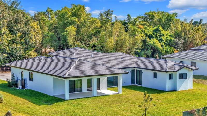 5 bedroom SingleFamilyResidence at 23120 SW 154 Ct, Griffing Silver Palm, Miami — photo 2