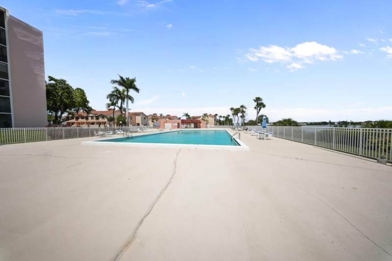 2 bedroom Condominium at 20860 San Simeon Way 109-6, Lakeview Of The Calf Club, Miami — photo 4