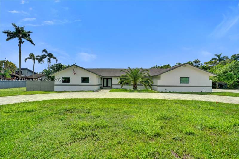 5 bedroom SingleFamilyResidence at 22421 SW 184th Ave, Heathwood Groves, Miami — photo 3