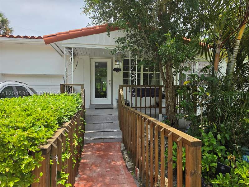 3 bedroom SingleFamilyResidence at 10801 NE 10th Ave, Davis Addn To Bisc Park V, Biscayne Park — photo 2