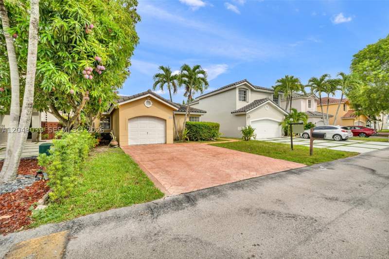 3 bedroom SingleFamilyResidence at 4916 SW 154th Ave, Lakes Of The Meadow-Meado, Miami — photo 2
