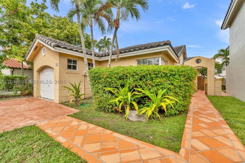 3 bedroom SingleFamilyResidence at 4916 SW 154th Ave, Lakes Of The Meadow-Meado, Miami — photo 3