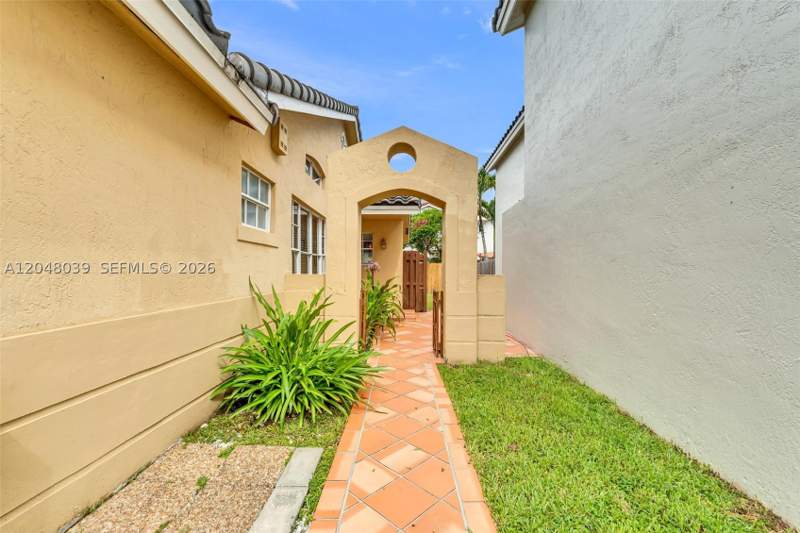 3 bedroom SingleFamilyResidence at 4916 SW 154th Ave, Lakes Of The Meadow-Meado, Miami — photo 4