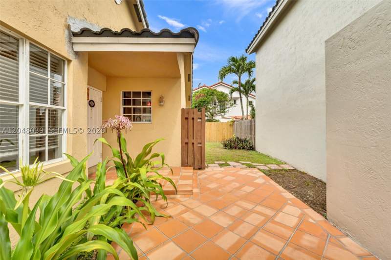 3 bedroom SingleFamilyResidence at 4916 SW 154th Ave, Lakes Of The Meadow-Meado, Miami — photo 5