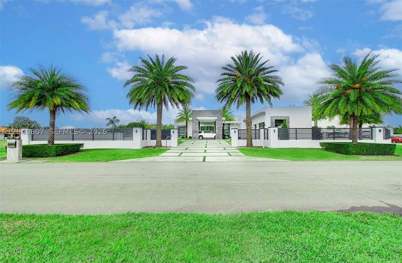 6 bedroom SingleFamilyResidence at 13052 NW 102nd Ave, Los Jardines Estates, Hialeah Gardens — photo 2