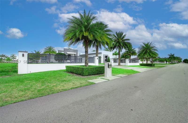 6 bedroom SingleFamilyResidence at 13052 NW 102nd Ave, Los Jardines Estates, Hialeah Gardens — photo 3