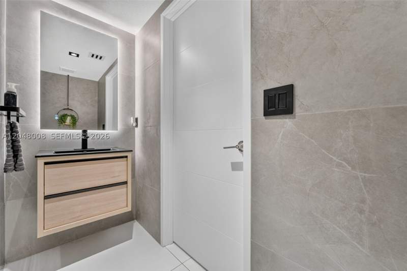 4 bedroom SingleFamilyResidence at 11024 W 35th Ln, Aquabella North, Hialeah — photo 5