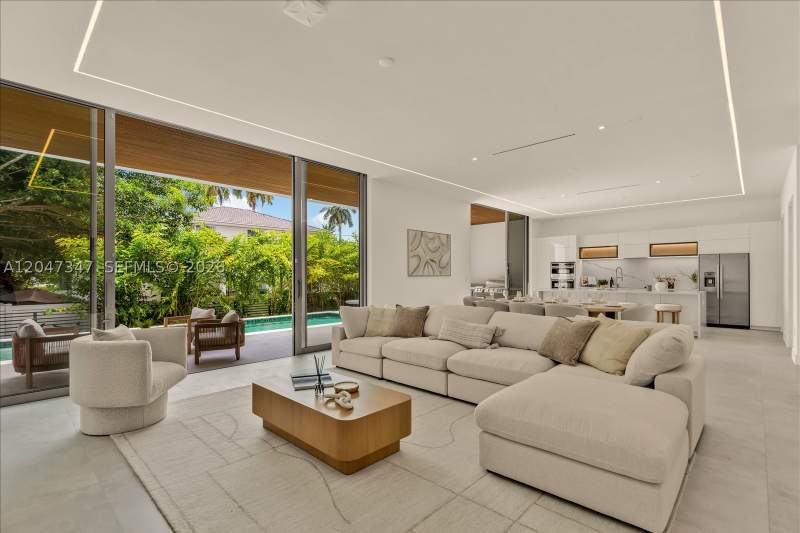 5 bedroom SingleFamilyResidence at 7701 Coquina Drive, North Bay Island, North Bay Village — photo 4