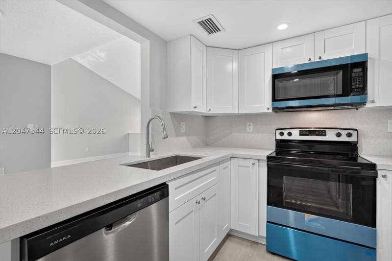 2 bedroom Condominium at 10080 NW 9th St Cir 204, Indian Lake Village II Co, Miami — photo 2