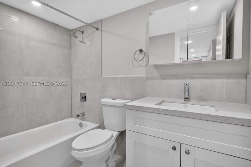 2 bedroom Condominium at 10080 NW 9th St Cir 204, Indian Lake Village II Co, Miami — photo 4
