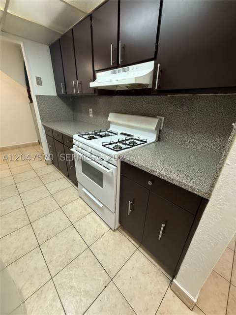 1305 W 53rd St 406, Hialeah FL - photo 9 of 30