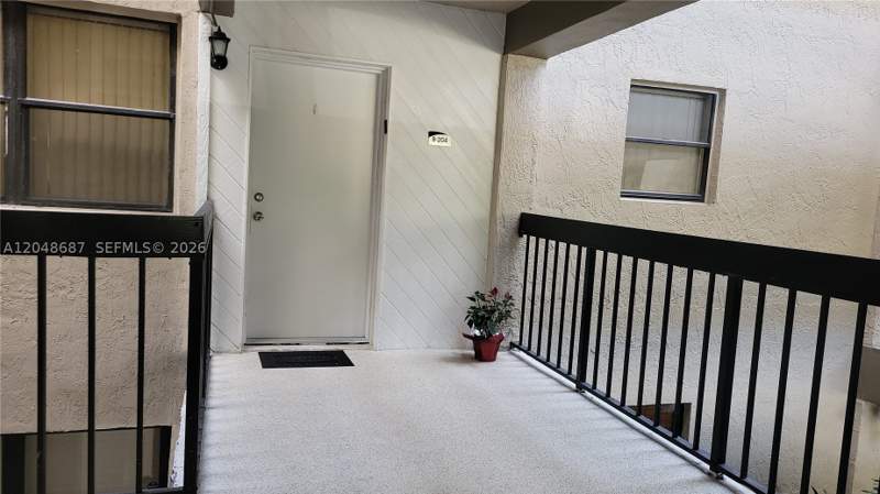 2 bedroom Condominium at 461 Ives Dairy Rd 204-2, Summertree Vilg Calif Cl, Miami — photo 3