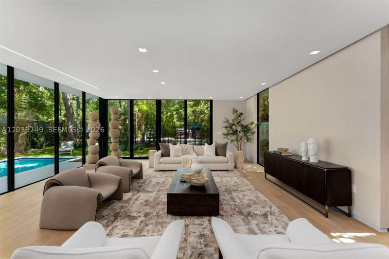 5 bedroom SingleFamilyResidence at 3579 Avocado Ave, Coco Gve Pk 2 Amd, Miami — photo 2